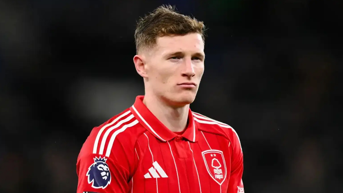 Elliot Anderson durante un partido con el Nottingham Forest, seguido de cerca por el Real Madrid.