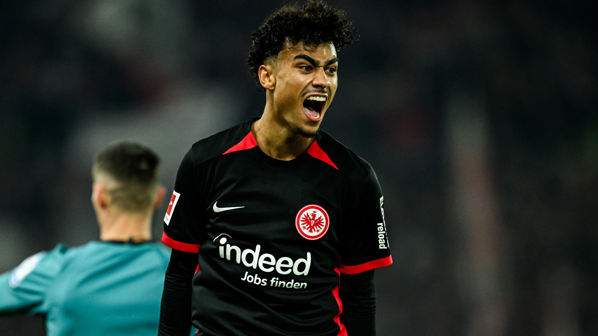Nathaniel Brown en un partido con el Eintracht Frankfurt.