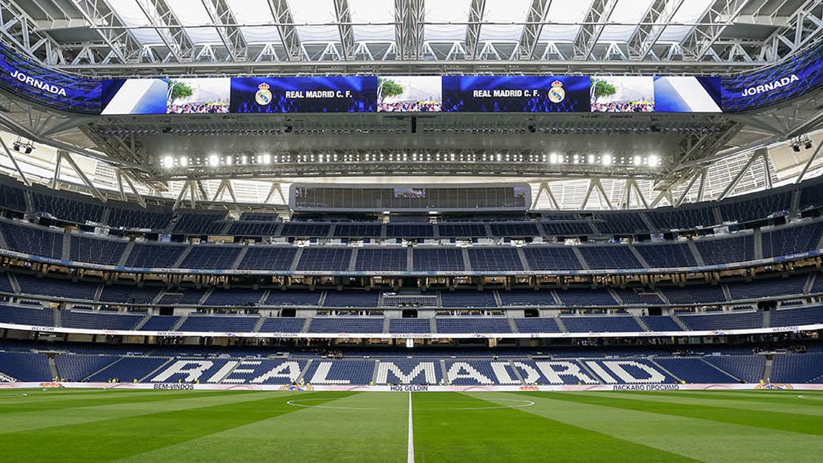 Estadio Santiago Bernabéu iluminado durante la firma del acuerdo social del Real Madrid.